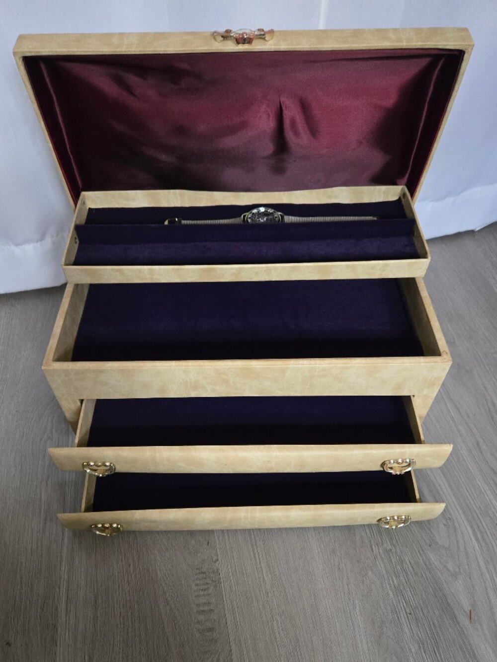 Faux leather jewelry box*